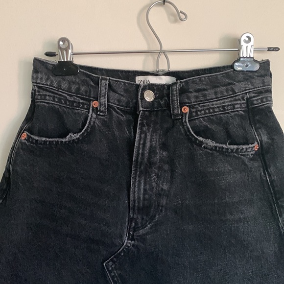 Zara distressed black high waisted mini skirt - Picture 2 of 7